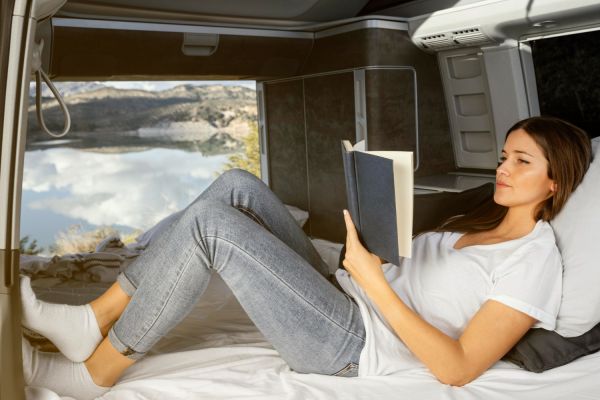 Optez pour un lit peigne qui optimise l'espace de votre van