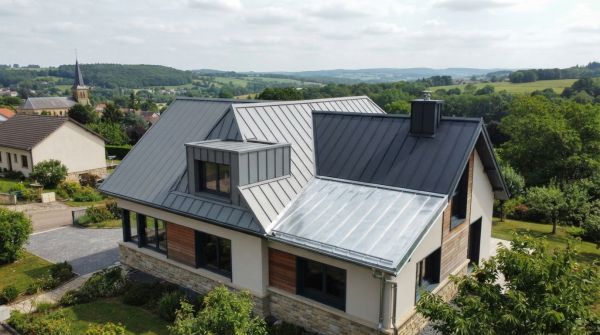Zinc quartz, anthra ou naturel : quelle finition choisir pour sa zinguerie entre Thionville et Longwy ?